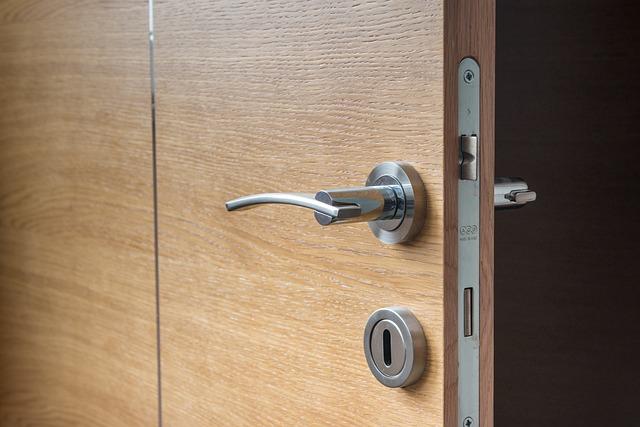 Vyberte si bezpečnostní vchodové⁢ dveře do bytu podle⁣ typu ⁣zabezpečení